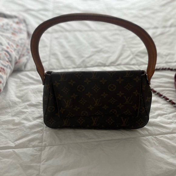 Louis Vuitton - Picture 2 of 5